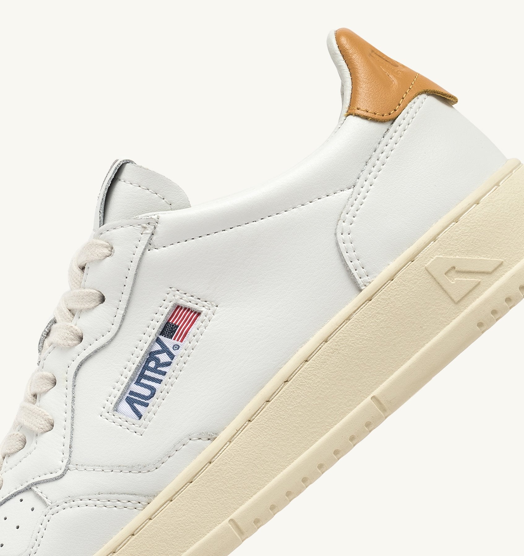 Zapatilla Autry Medalist Low Wom Leather/Leather - White/Honey Yellow
