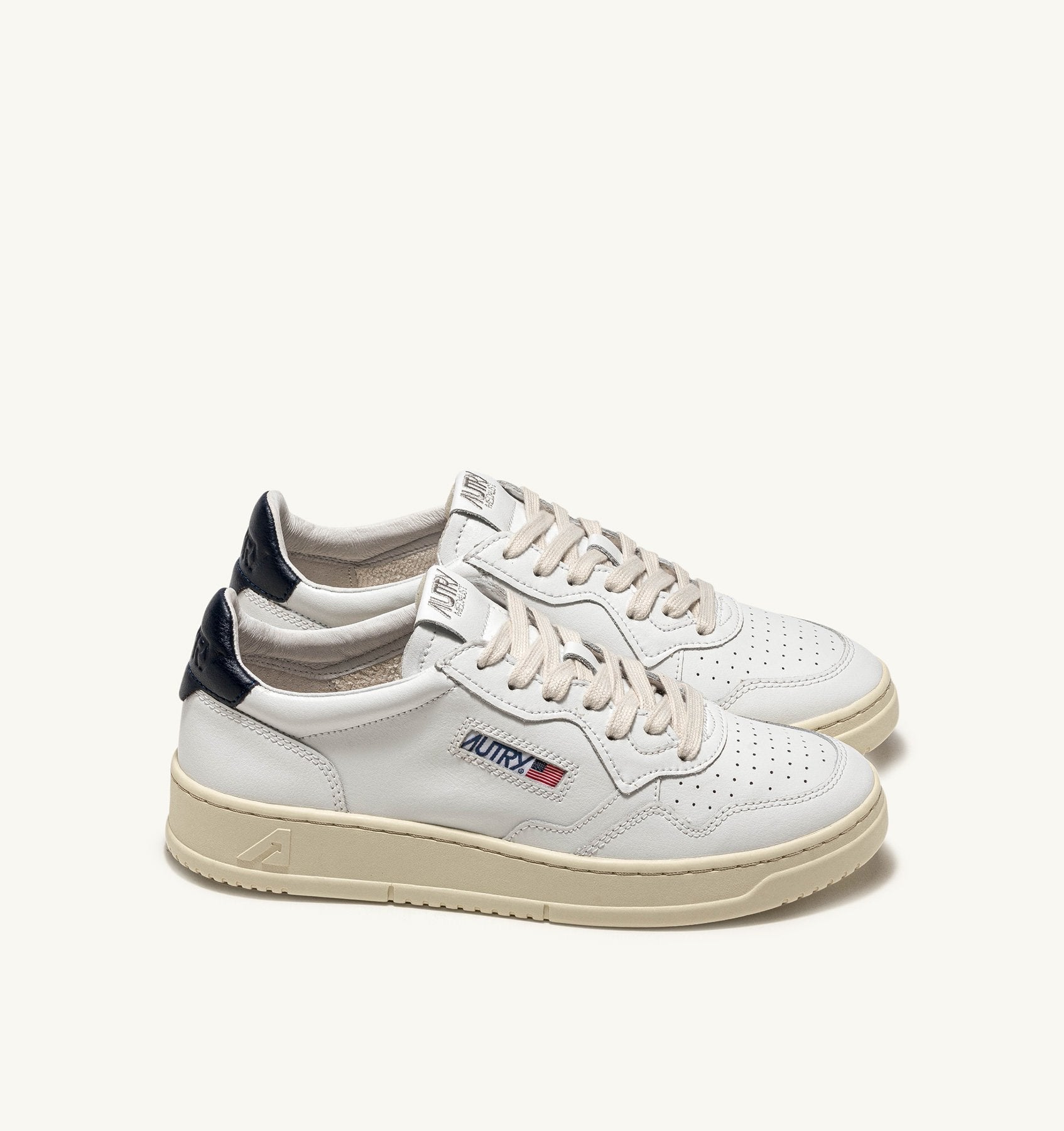 Zapatilla Autry Medalist Low Wom Leat/Suede White/Black