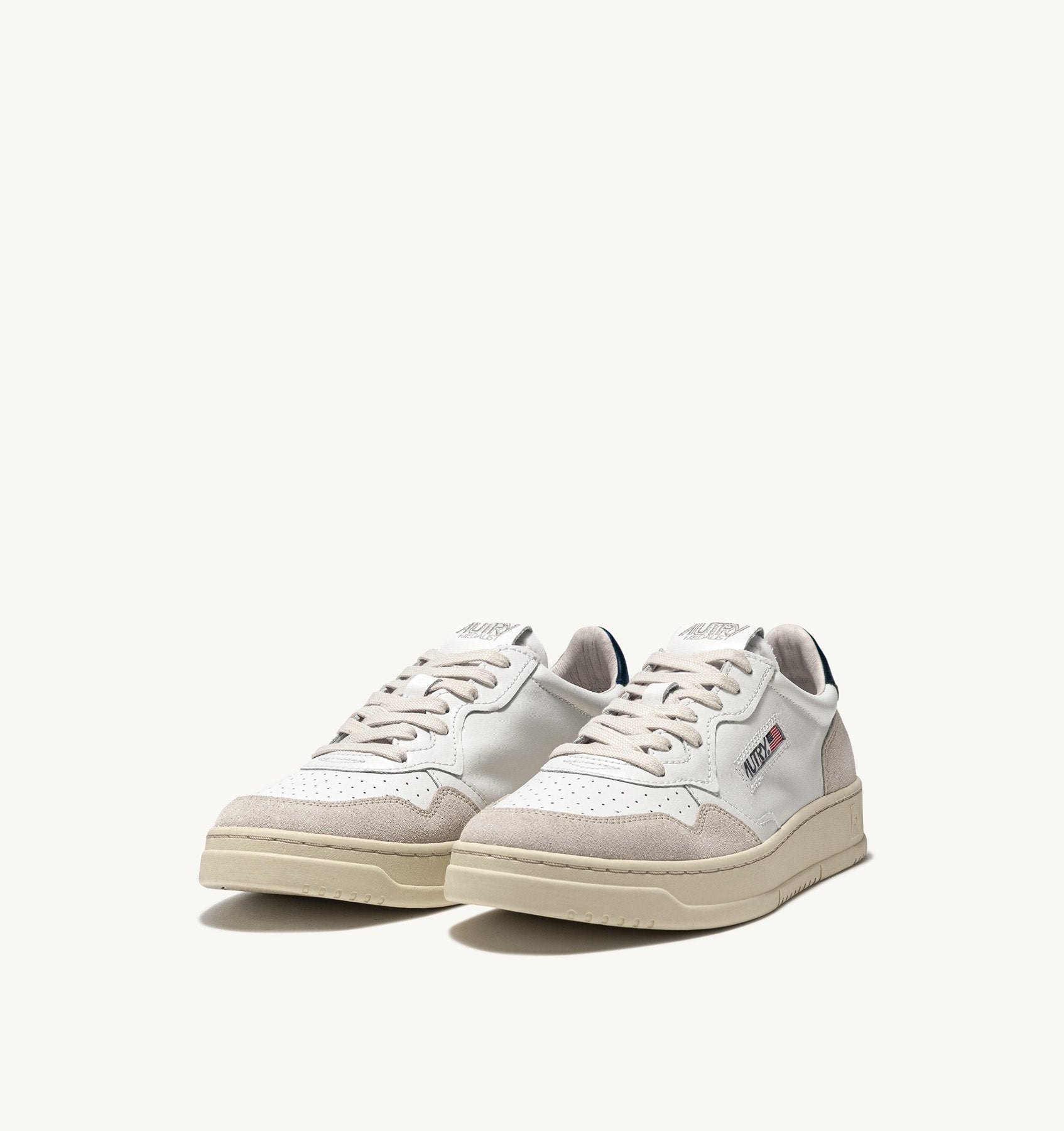 Zapatilla Autry Medalist Low Man Leather/Suede - White/Blue