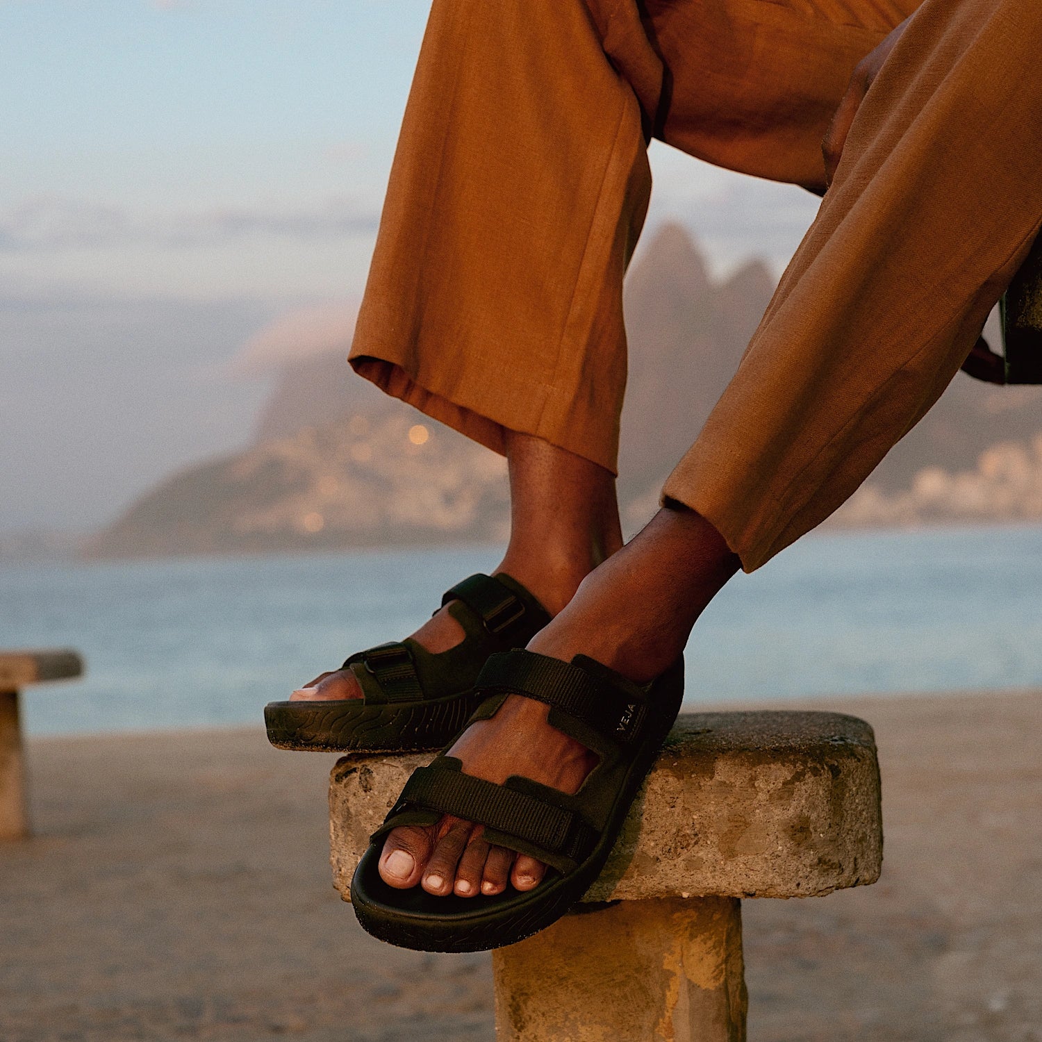 Sandalia Arpoador Gamuza - Negro