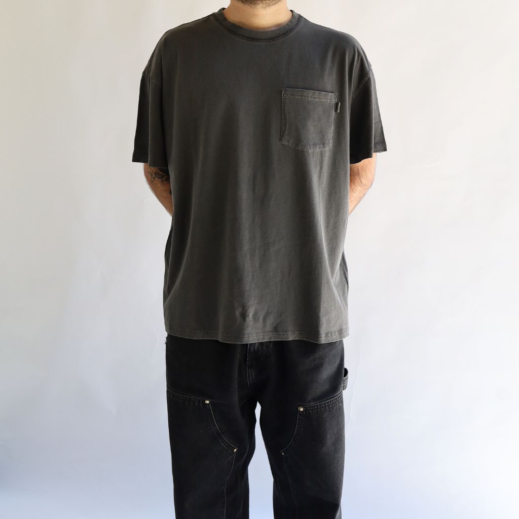 MEN TSHIRT POCKET CHARCOAL