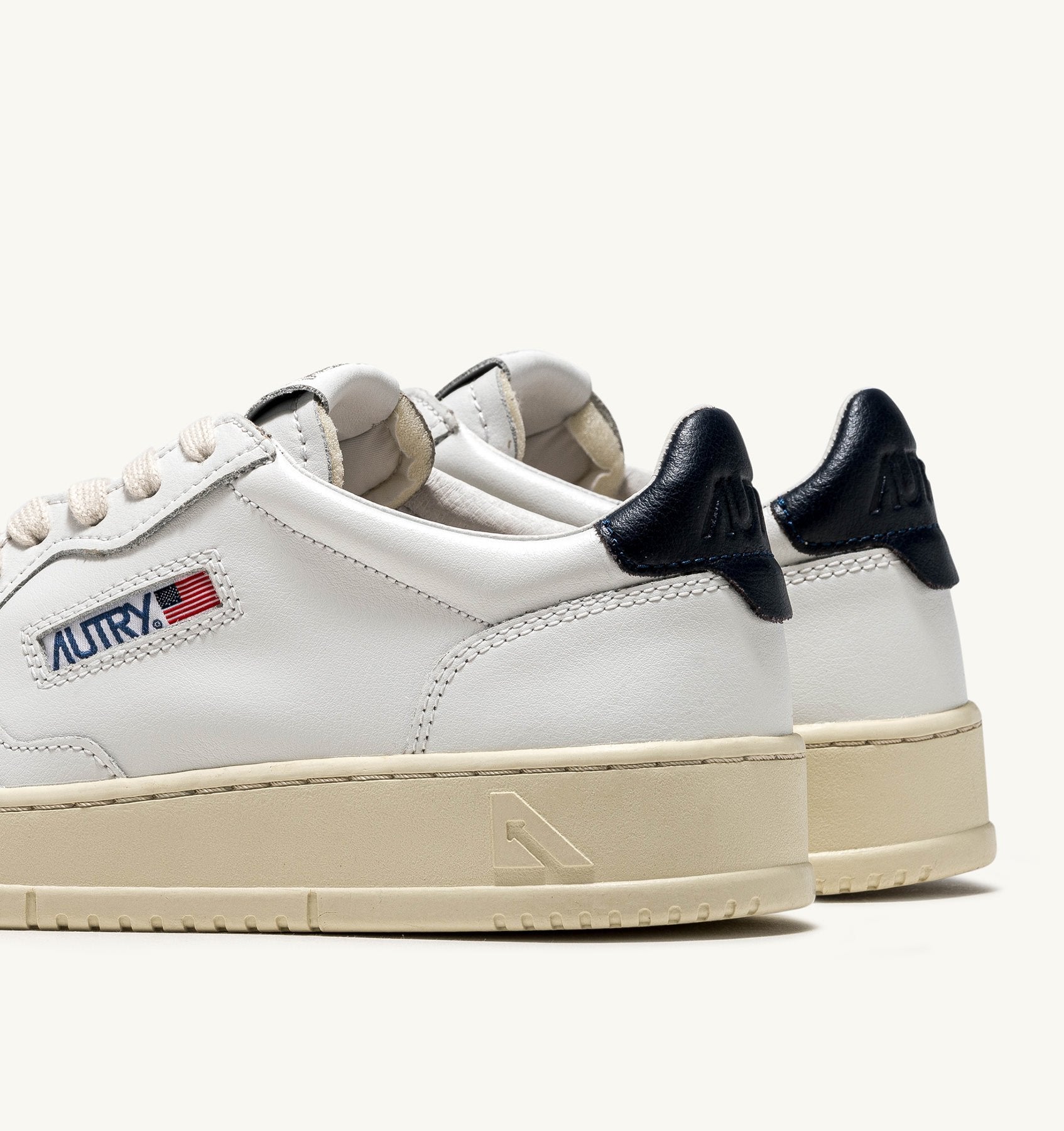 Zapatilla Autry Medalist Low Man Leather/Leather - White/Space