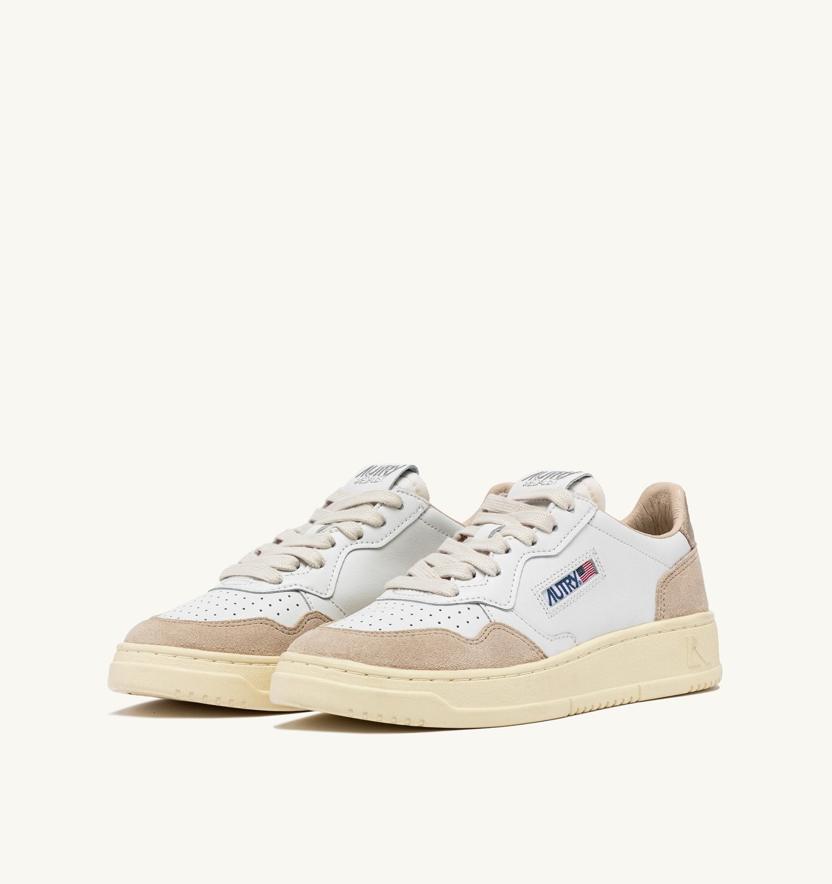 Zapatilla Autry Medalist Low Man Leather/Suede - White/Gold
