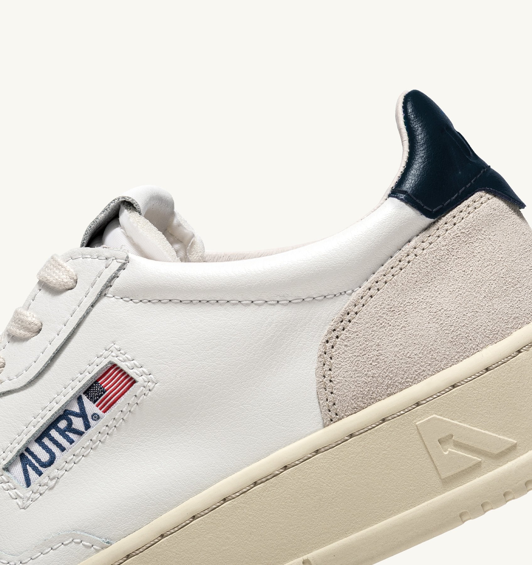 Zapatilla Autry Medalist Low Man Leather/Suede - White/Blue