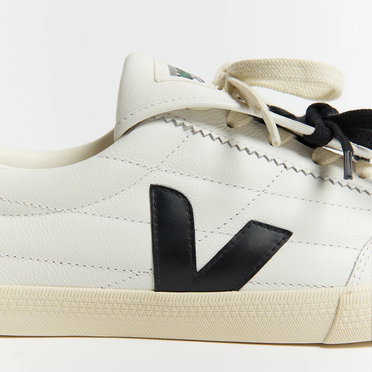 Zapatilla Veja Panenka Leather x Magliano - White