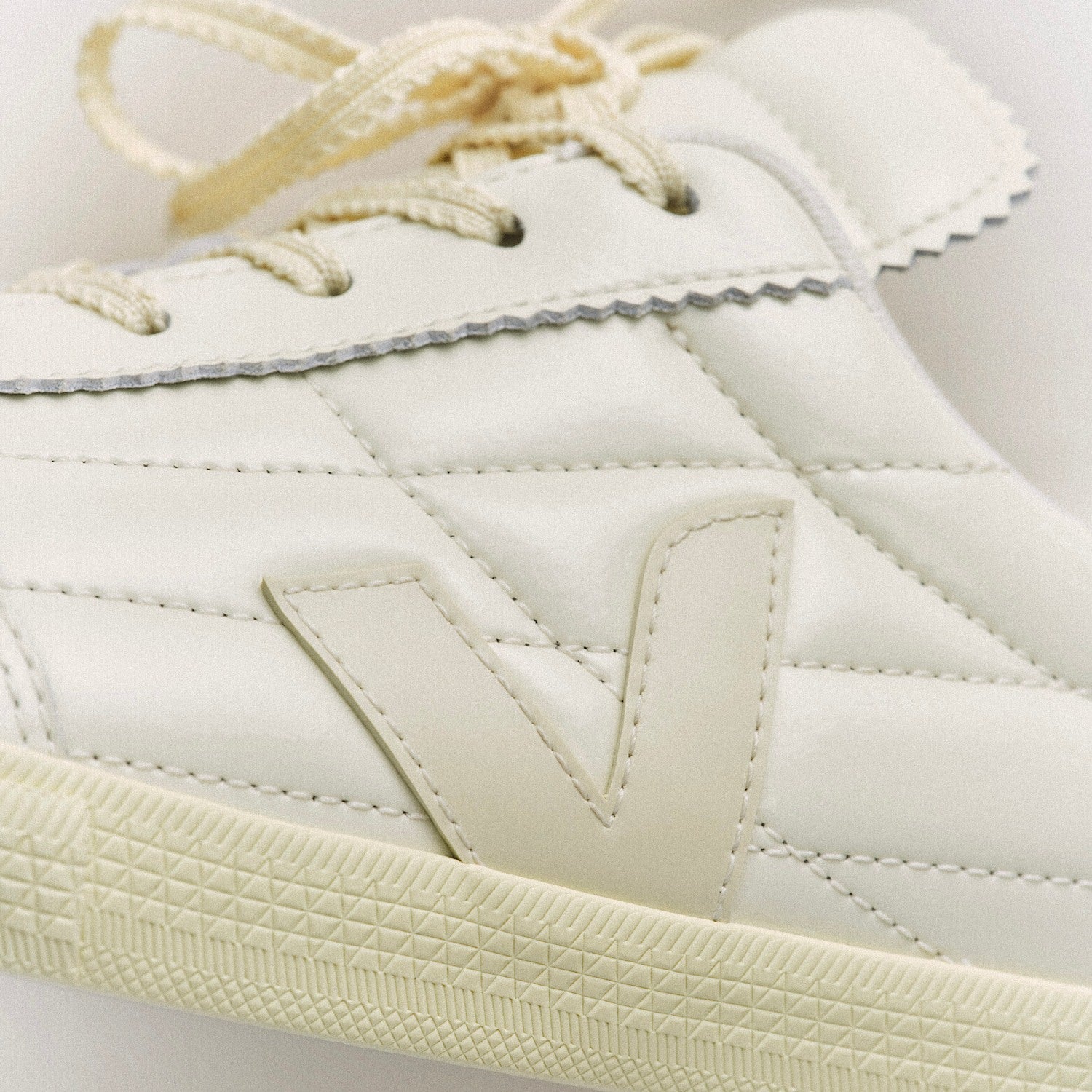 Zapatilla Veja Panenka Mujer Charol - Blanco Roto