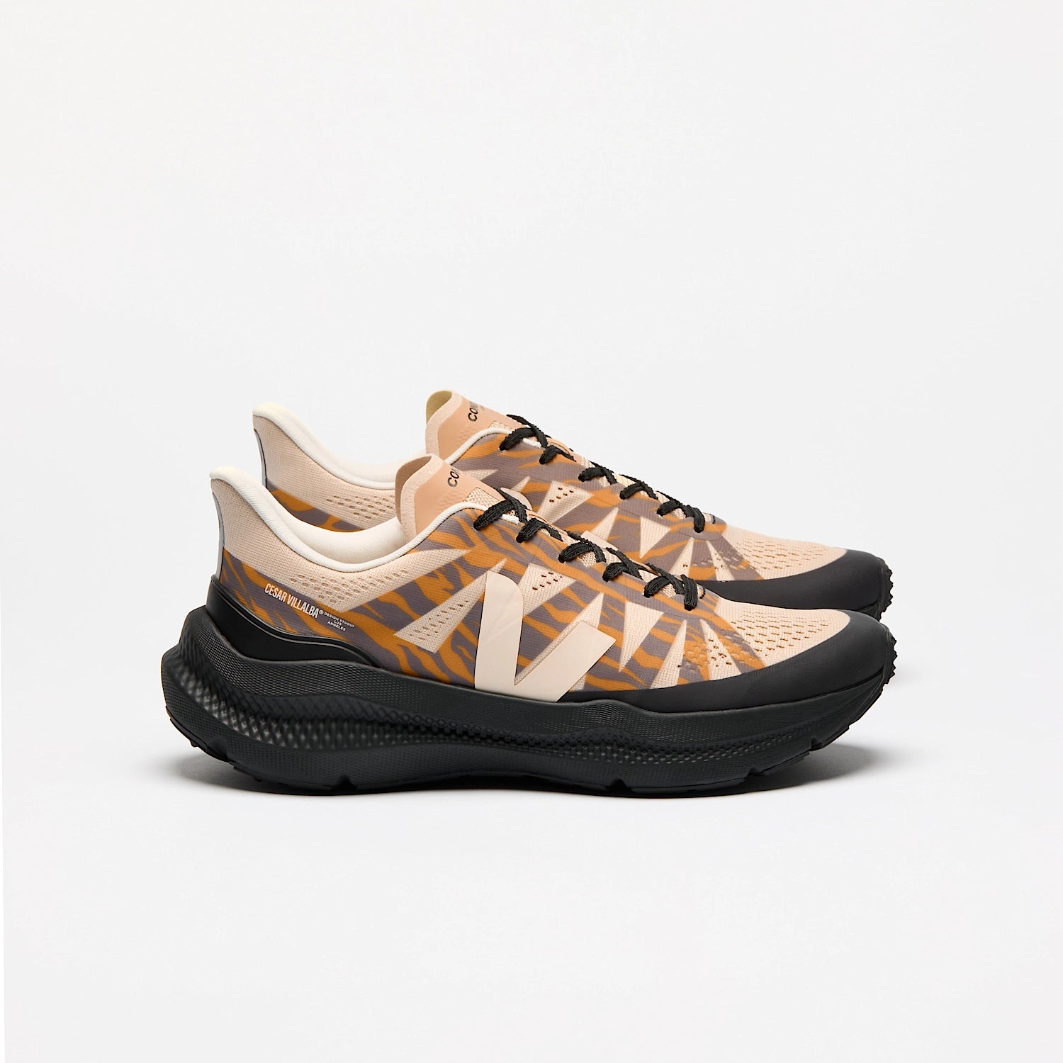 CONDOR 3 ADVANCED VEJA X CÉSAR VILLALBA AREIA CASHEW OURO
