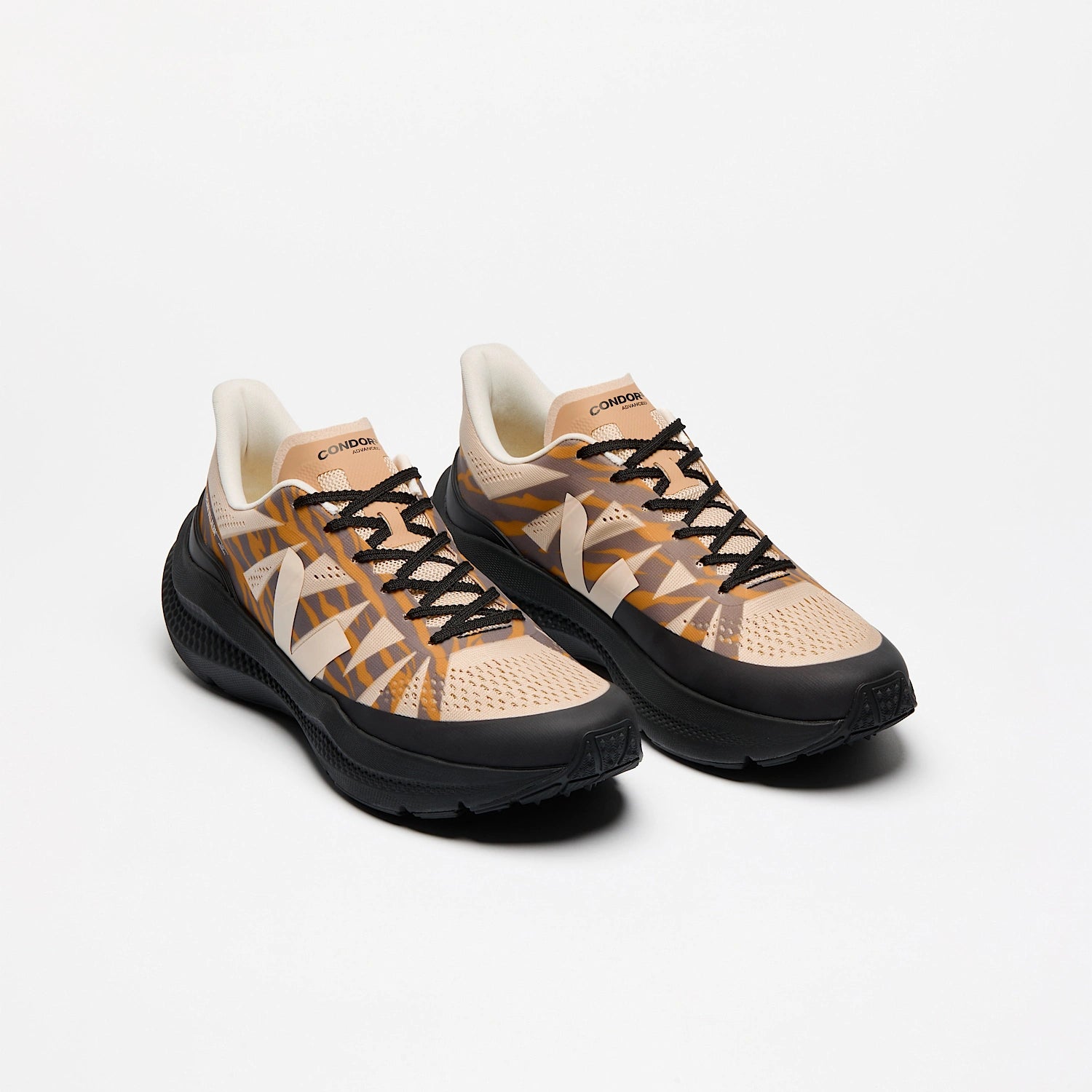 CONDOR 3 ADVANCED VEJA X CÉSAR VILLALBA AREIA CASHEW OURO
